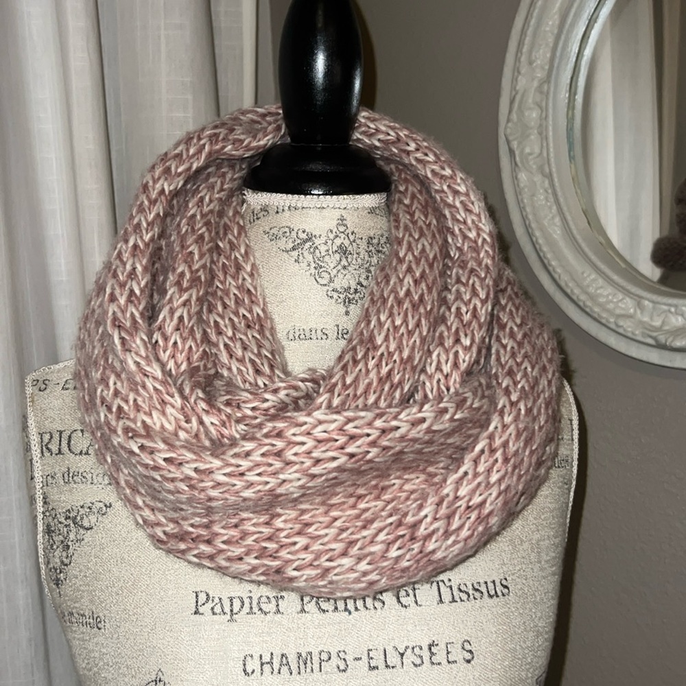 Rose pink mauve ivory white knit neck scarf 🧣 infinity wrap women’s accessory - Picture 2 of 7